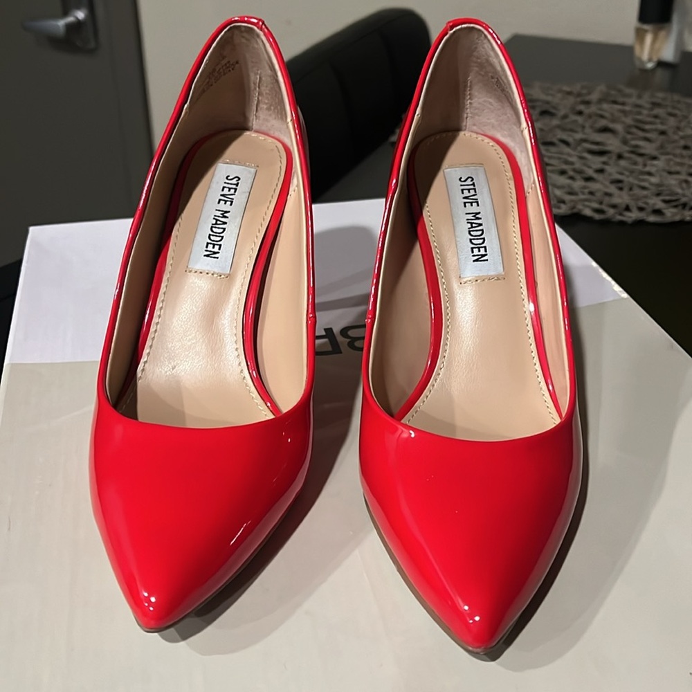 Red Pumps - image 2